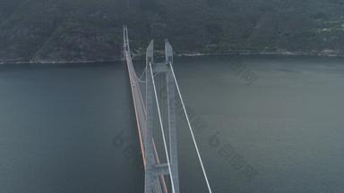 百度桥eidfjorden挪威夏天一天峡湾山空中视图无人机轨道